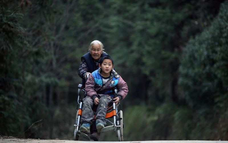 Empuja Abuela por 24 km silla de ruedas con su nieto para llevarlo a la Escuela